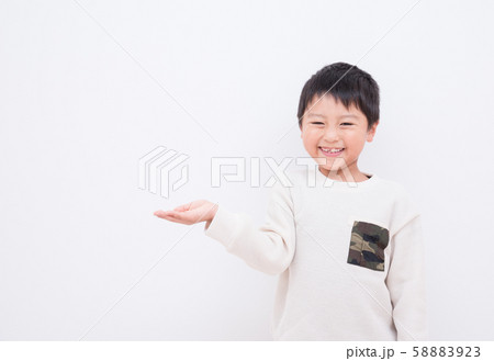 笑顔で指差しをする子供 58883923