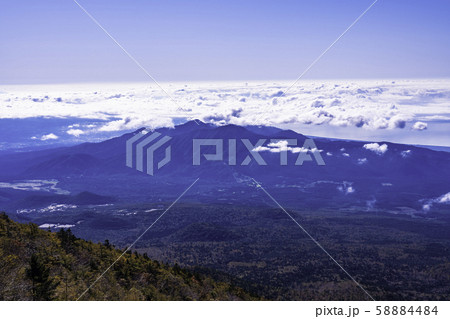 （静岡県）富士山・富士宮口五合目から眺める、愛鷹山 58884484