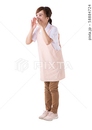 エプロンを来た女性 58884724