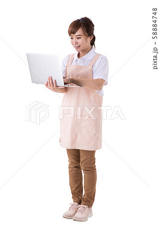 エプロンを来た女性 エプロンを来た女性 58884748