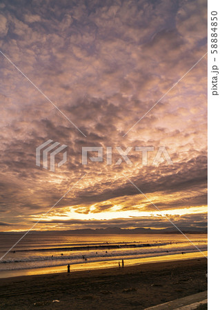【神奈川県】江ノ島の夕景 片瀬西浜 【神奈川県】江ノ島の夕景 片瀬西浜 58884850