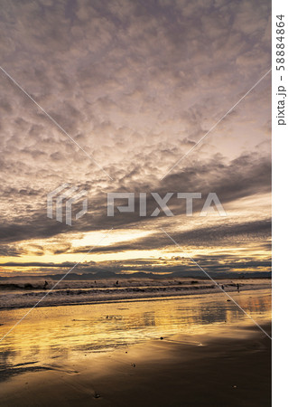 【神奈川県】江ノ島の夕景　片瀬西浜 58884864
