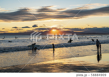 【神奈川県】江ノ島の夕景　片瀬西浜 58884909