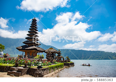 インドネシア　バリ島　湖畔のウルン・ダヌ・ブラタン寺院 58885363
