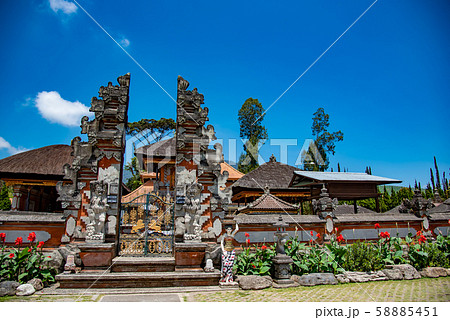 インドネシア　バリ島　湖畔のウルン・ダヌ・ブラタン寺院 58885451