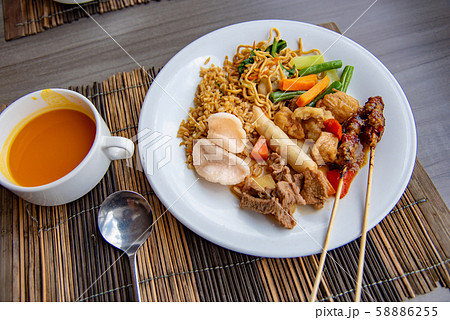インドネシア　バリ島の昼食　ワンプレート 58886255