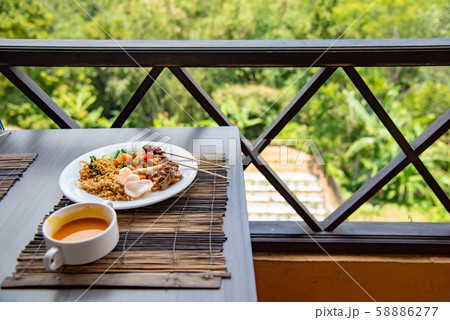 インドネシア　バリ島の昼食　テラス　ワンプレート 58886277