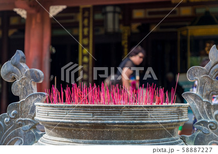 本殿(ダイフン殿 ) 大香炉 ティエンムー寺院ベトナムフエ 本殿(ダイフン殿 ) 大香炉 ティエンムー寺院ベトナムフエ 58887227