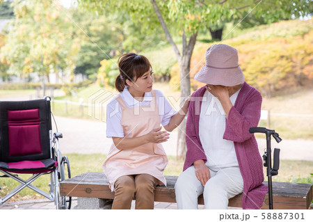 介護士と泣く高齢者 58887301