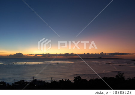 オレンジ色の夕暮れの空と海沿いのシルエットの田舎町 オレンジ色の夕暮れの空と海沿いのシルエットの田舎町 58888228