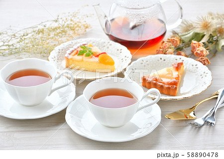 紅茶とフルーツタルトのティータイム お茶 のイメージ の写真素材
