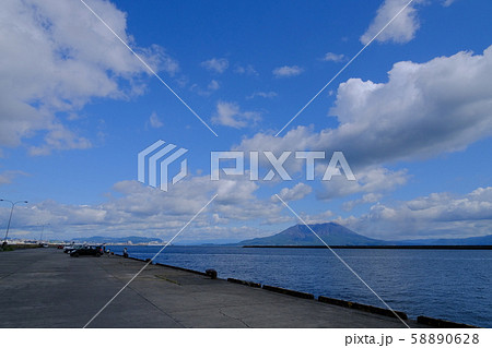 港の釣り人と気持ちの良い空 港の釣り人と気持ちの良い空 58890628