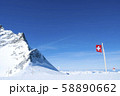 スイスの国旗と雪山 58890662