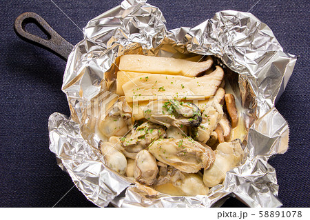 カキとエリンギのホイル包み焼き。(バター焼き) 58891078