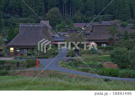 【かやぶきの里 (夕刻)】 京都府南丹市美山町北 【かやぶきの里 (夕刻)】 京都府南丹市美山町北 58891490