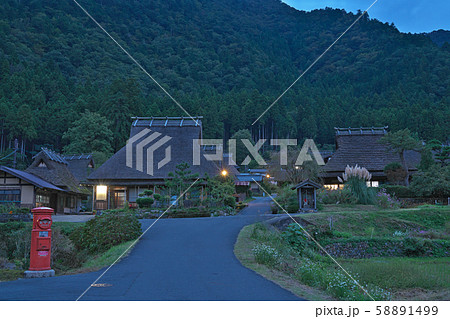 【かやぶきの里 (夜)】 京都府南丹市美山町北 【かやぶきの里 (夜)】 京都府南丹市美山町北 58891499