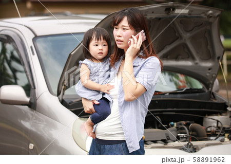 車が故障した母親と女の子 58891962