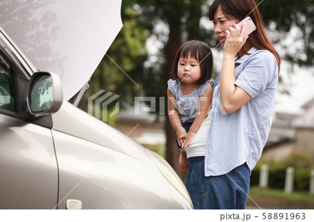 車が故障した母親と女の子 車が故障した母親と女の子 58891963