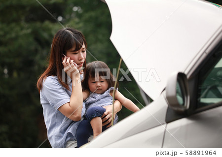 車が故障した母親と女の子 車が故障した母親と女の子 58891964