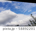 窓の向こうに広がる雲 58892201