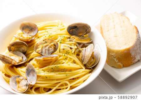 アサリのスパゲティ ボンゴレ･ビアンコと、パンのセットメニュー。 58892907