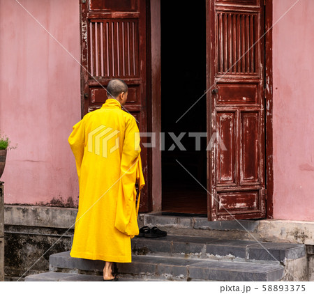 ティエンムー寺院の僧侶 ベトナム フエ 58893375