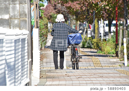 自転車を押すシニア 自転車を押すシニア 58893403
