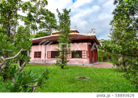 大雄殿の奥にある弥勒殿 ティエンムー寺院ベトナムフエ 大雄殿の奥にある弥勒殿 ティエンムー寺院ベトナムフエ 58893626