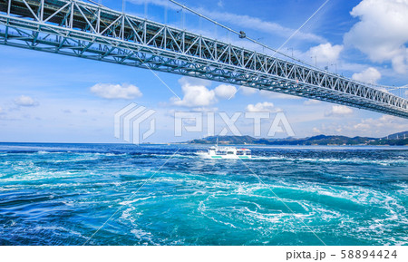 鳴門の大橋より巨大渦潮を望む！ 58894424