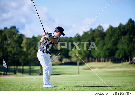 GOLF プロ 青空 後姿 GOLF プロ 青空 後姿 58895787