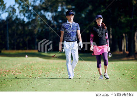 GOLF　男女　歩く 58896465