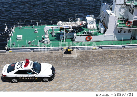 横浜港大さん橋の海上保安庁警備艇とパトカー 58897701