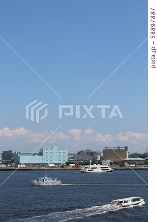 横浜港を行きかう船 58897887