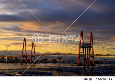 名古屋港 金城ふ頭 夕日 空 名古屋港 金城ふ頭 夕日 空 58898733