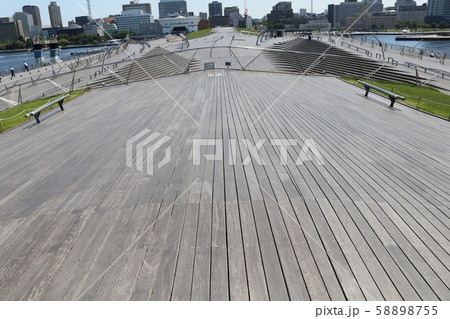 横浜港大さん橋の屋上 58898755