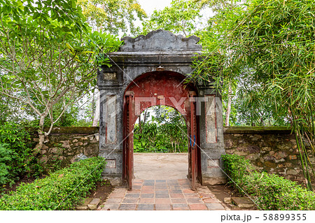 ティエンムー寺院境内 ベトナムフエ 58899355