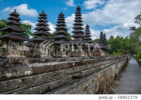 バリ島 世界遺産 タマンアユン寺院の門 メル 石の塔 バリ島 世界遺産 タマンアユン寺院の門 メル 石の塔 58901579