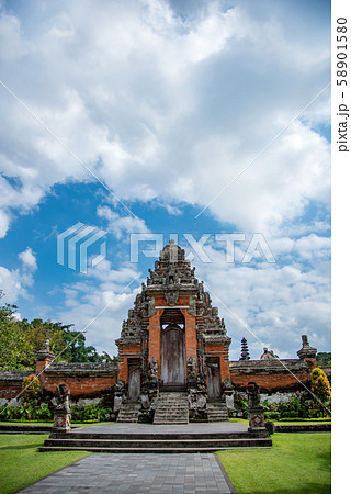 バリ島 世界遺産 タマンアユン寺院の門 中庭 バリ島 世界遺産 タマンアユン寺院の門 中庭 58901580