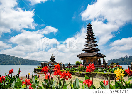 インドネシア バリ島 湖畔のウルン・ダヌ・ブラタン寺院 インドネシア バリ島 湖畔のウルン・ダヌ・ブラタン寺院 58901714