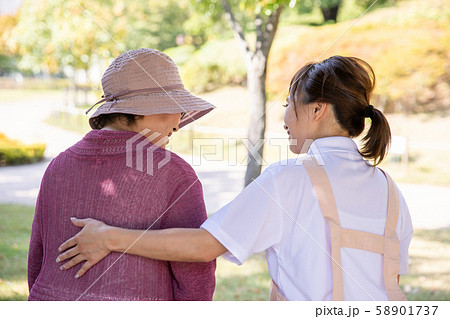 介護士と高齢者 58901737