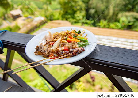 インドネシア バリ島の昼食 テラス ワンプレート インドネシア バリ島の昼食 テラス ワンプレート 58901746
