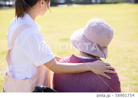 介護士と高齢者 58901754