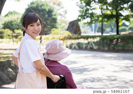 介護士と高齢者 58902107