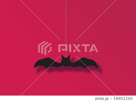壁に吊り下げられたコウモリの飾りのイラスト  ハロウィン、お化け屋敷など 58902200