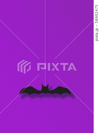 壁に吊り下げられたコウモリの飾りのイラスト  ハロウィン、お化け屋敷など 58902475