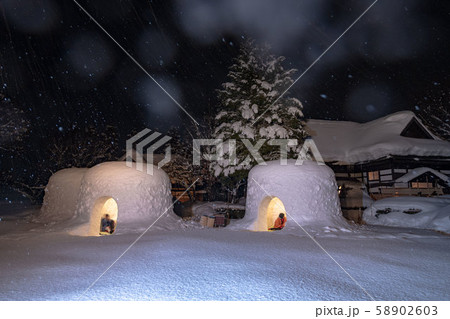 横手のかまくら 吹雪 58902603