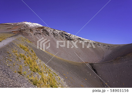 (静岡県)富士山 雄大な宝永火口 (静岡県)富士山 雄大な宝永火口 58903156