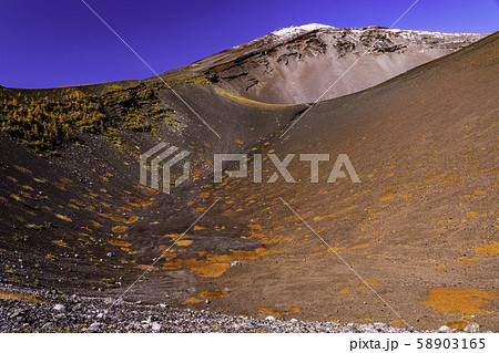 (静岡県)富士山 雄大な宝永火口 (静岡県)富士山 雄大な宝永火口 58903165