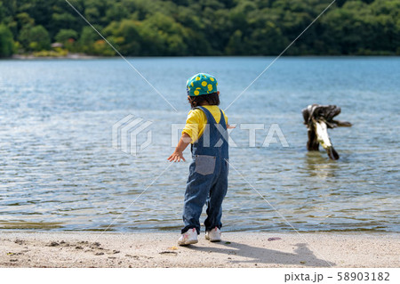 湖で遊ぶ子供01 58903182
