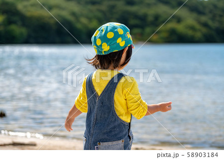 湖で遊ぶ子供03 湖で遊ぶ子供03 58903184